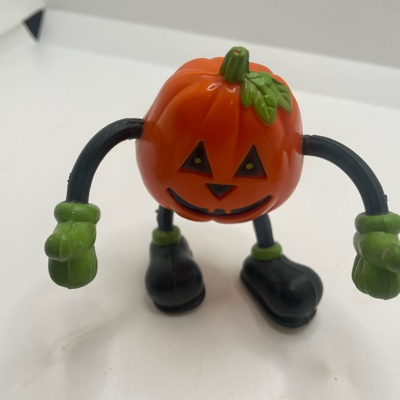VINTAGE FUN WORLD HALLOWEEN PUMPKIN FIGURE BENDABLE ARMS LEGS 4" TALL Toy. - Picture 7 of 8
